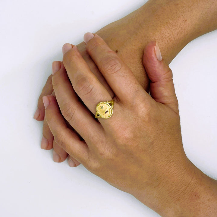 La Marquise de B-Bague AUGIS "Plus qu'hier moins que demain" en or jaune-vue bague portée