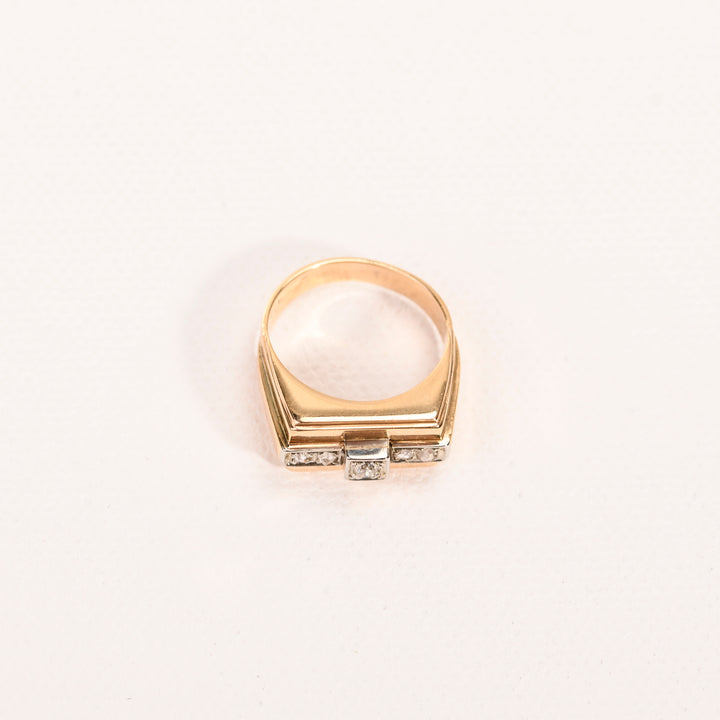 La Marquise de B-Bague Tank chevalière diamants petit modèle en or et platine-vue aérienne de la bague posée à plat