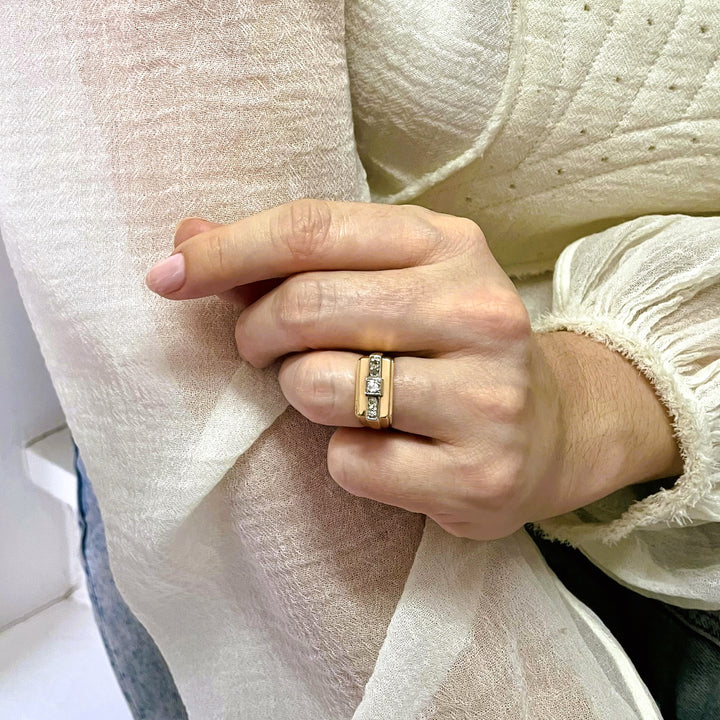 La Marquise de B-Bague Tank chevalière diamants petit modèle en or et platine-vue de la bague portée