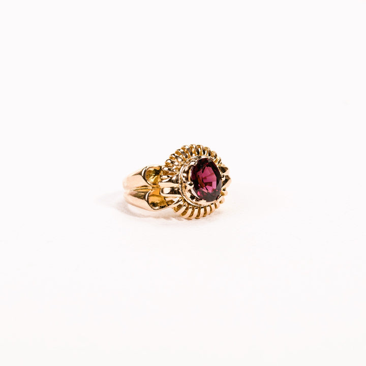La Marquise de B-Bague cocktail à godrons grenat rhodolite en or jaune-vue de 3/4
