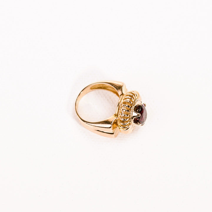 La Marquise de B-Bague cocktail à godrons grenat rhodolite en or jaune-vue aérienne de profil