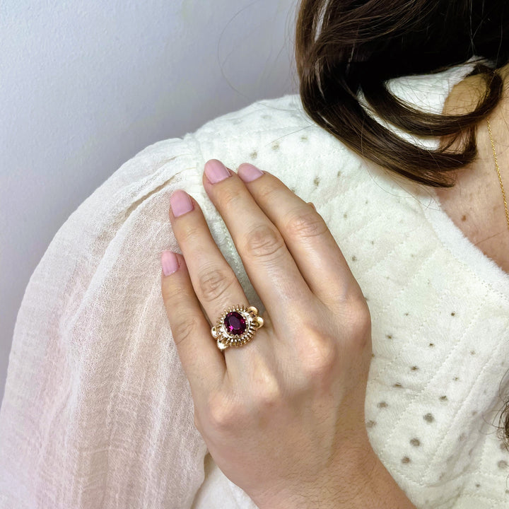 La Marquise de B-Bague cocktail à godrons grenat rhodolite en or jaune-bague vue portée