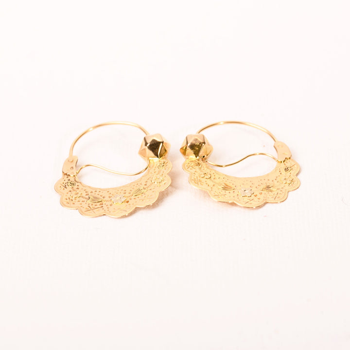 La Marquise de B-Boucles d'oreilles créoles savoyardes en trois ors-vue de profil à plat