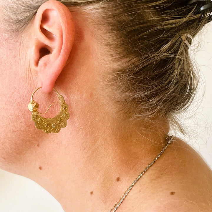 La Marquise de B-Boucles d'oreilles créoles savoyardes en trois ors-vue d'une boucle d'oreille portée