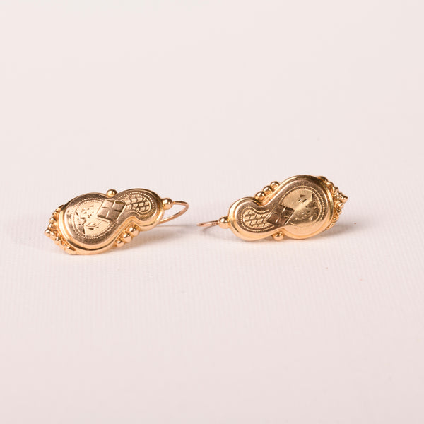 La Marquise de B-Boucles d'oreilles dormeuses anciennes grand modèle en or ciselé-vue du motif de face 