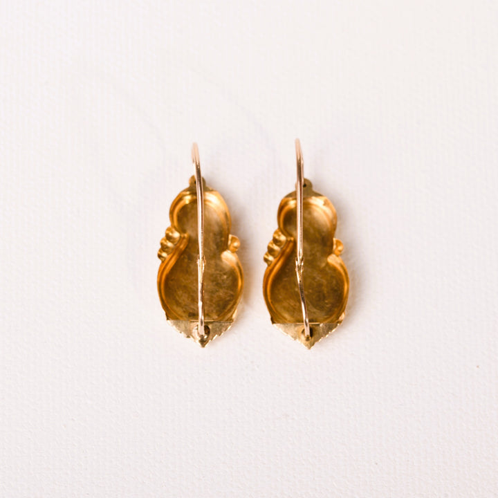 La Marquise de B-Boucles d'oreilles dormeuses anciennes grand modèle en or ciselé-verso à plat