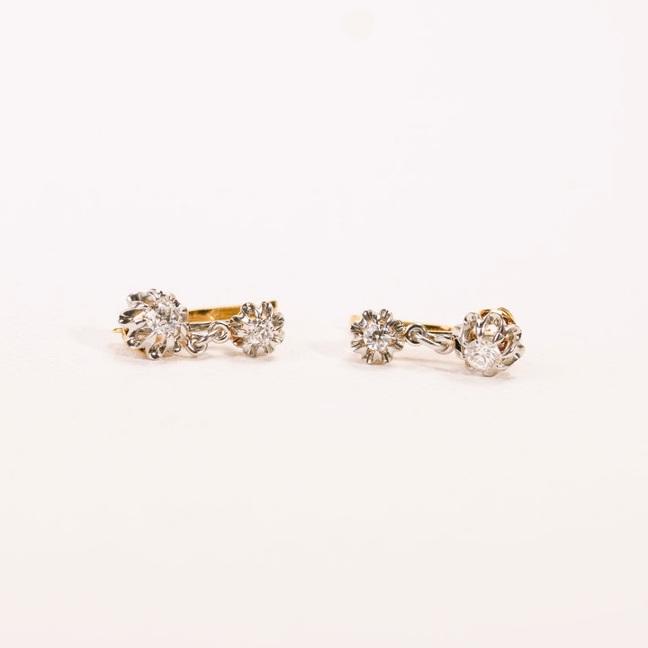 La Marquise de B-Boucles dormeuses diamants en or deux tons-vue de profil à plat