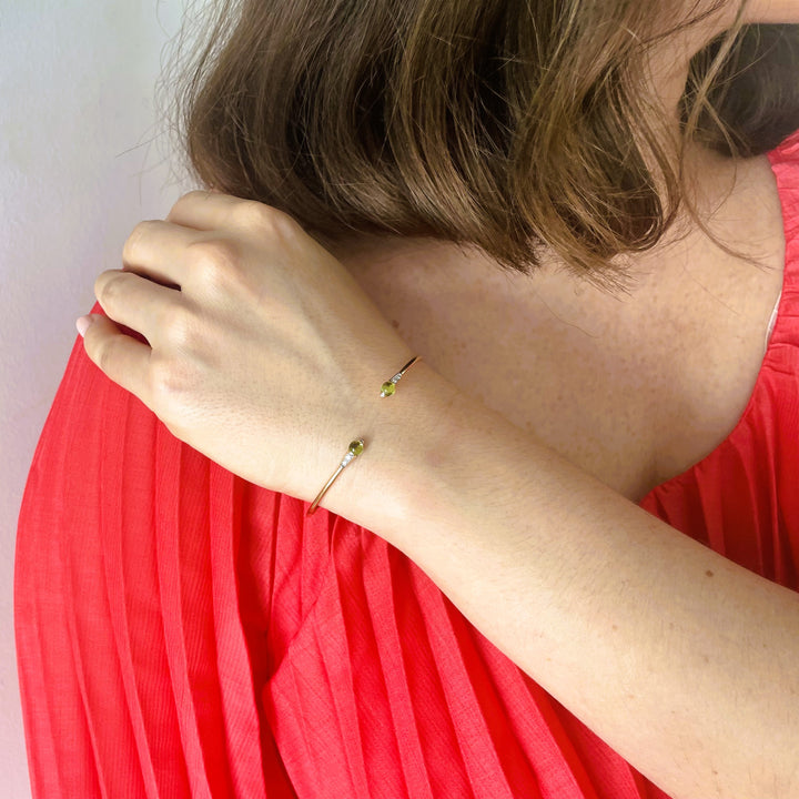 La Marquise de B-Bracelet jonc or Pomellato M'ama non m'ama diamants péridots-vue porté main épaule