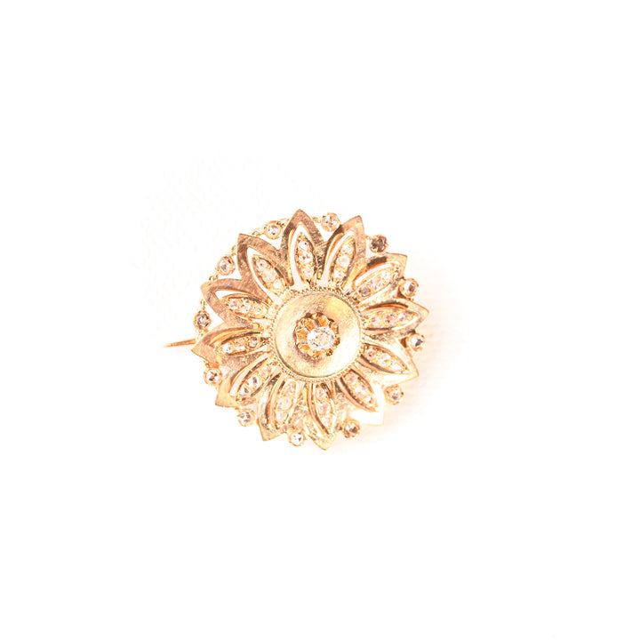 La Marquise de B-Broche ronde en rosace pavée diamants en or rose-vue de face zoom