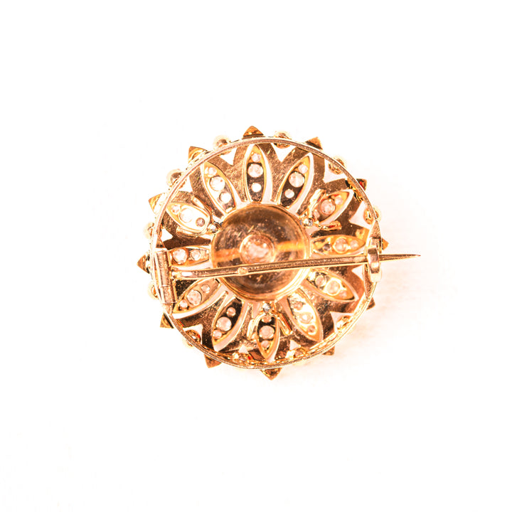 La Marquise de B-Broche ronde en rosace pavée diamants en or rose-verso et poinçon sur épingle