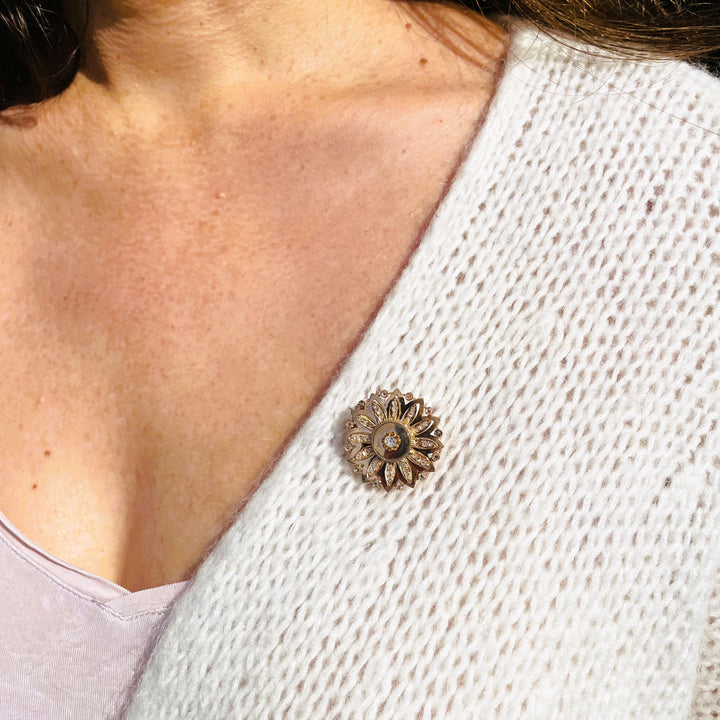 La Marquise de B-Broche ronde en rosace pavée diamants en or rose-vue porté