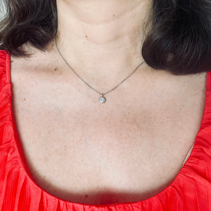 La Marquise de B-Collier solitaire diamant en or blanc-vue collier porté