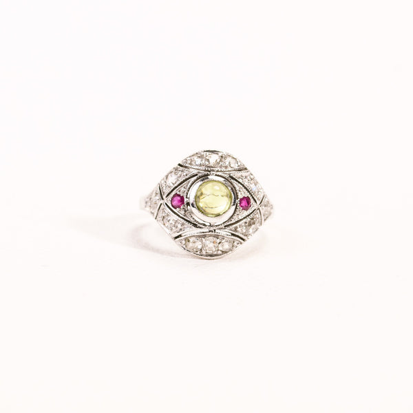La Marquise de B-Bague Art Déco dôme péridot rubis et diamants en or blanc-vue de face