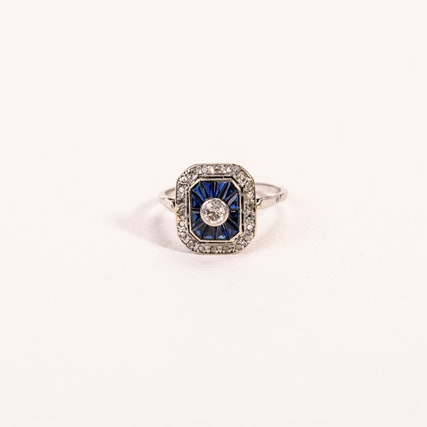 La Marquise de -Bague Art Déco octogonale diamants et saphirs en or blanc-zoom motif du chaton de bague