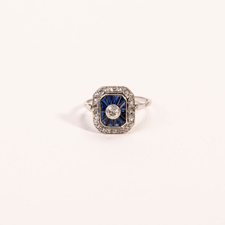 La Marquise de -Bague Art Déco octogonale diamants et saphirs en or blanc-zoom motif du chaton de bague