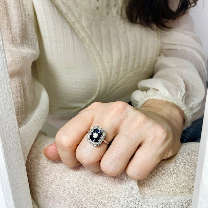 La Marquise de -Bague Art Déco octogonale diamants et saphirs en or blanc-vue bague portée main repliée