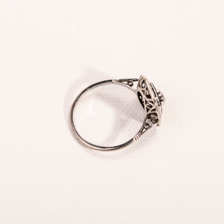 La Marquise de -Bague Art Déco octogonale diamants et saphirs en or blanc-vue aérienne détails panier ajouré et anneau