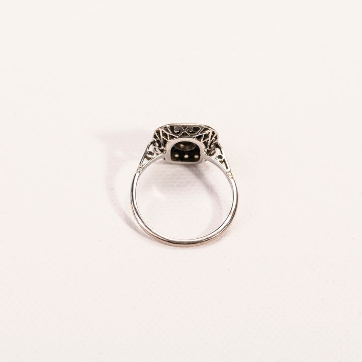 La Marquise de -Bague Art Déco octogonale diamants et saphirs en or blanc-zoom épaules bague et intérieur chaton