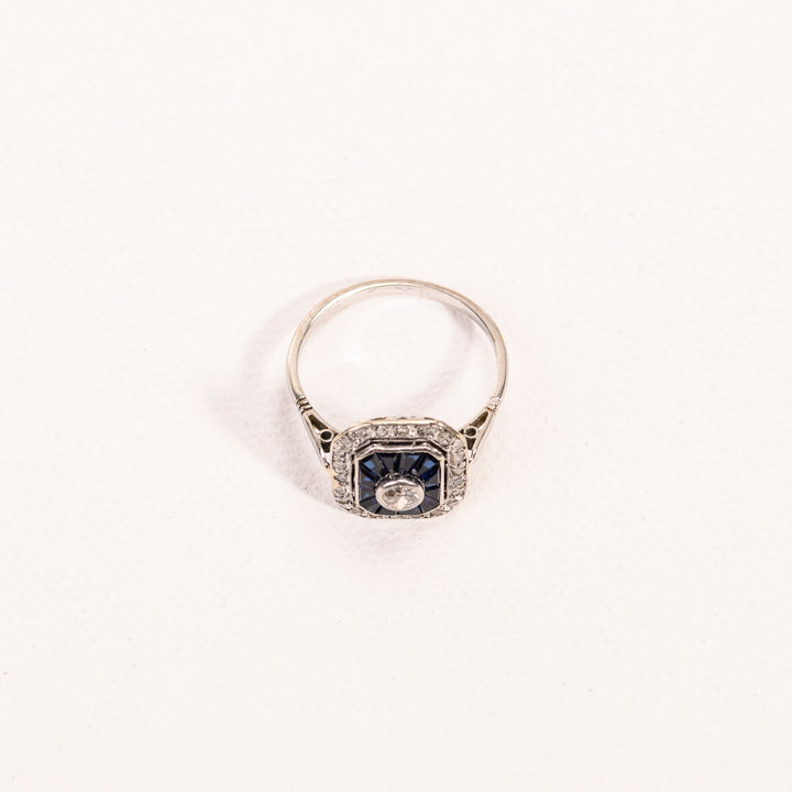 La Marquise de -Bague Art Déco octogonale diamants et saphirs en or blanc-vue aérienne détails saphirs et diamants