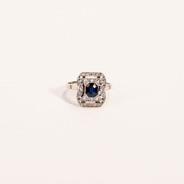 La Marquise de B-Bague Art Déco tonneau saphir et diamants en or blanc et platine-bague vue de face zoom chaton