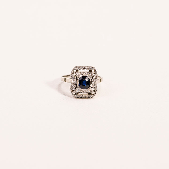 La Marquise de B-Bague Art Déco tonneau saphir et diamants en or blanc et platine-bague vue de face zoom chaton