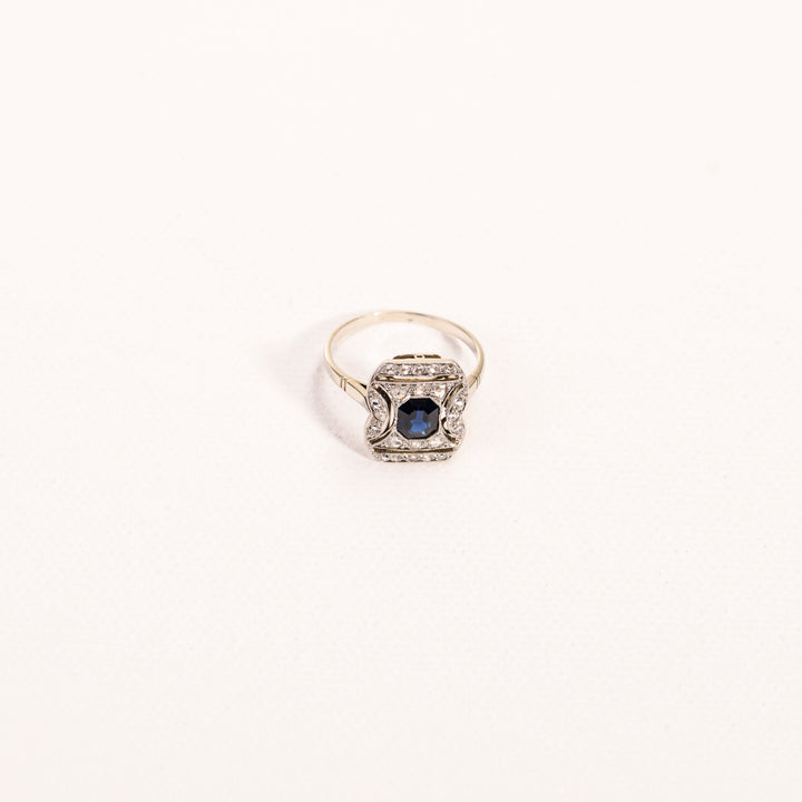 La Marquise de B-Bague Art Déco tonneau saphir et diamants en or blanc et platine-vue aérienne épaisseur chaton de bague