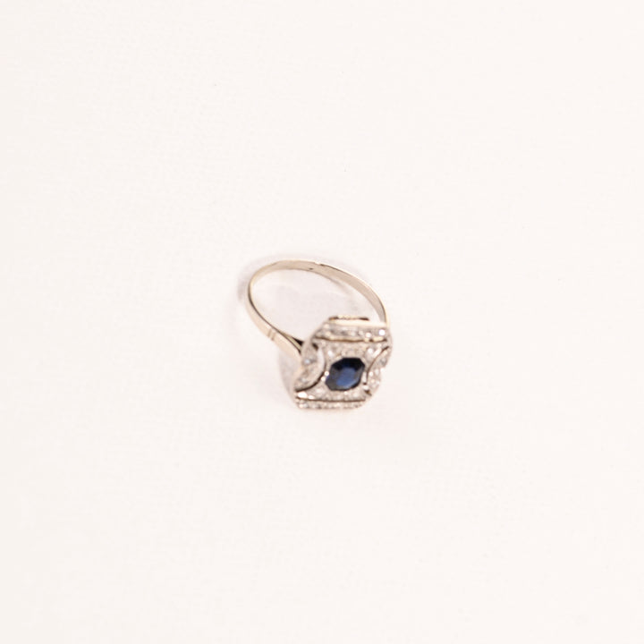 La Marquise de B-Bague Art Déco tonneau saphir et diamants en or blanc et platine-vue aérienne chaton et corps de bague