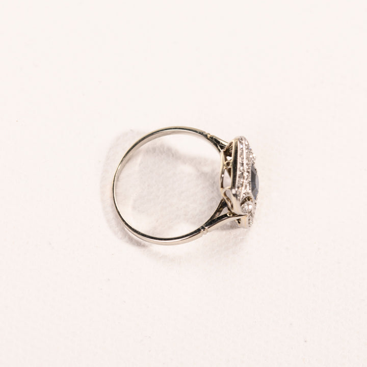 La Marquise de B-Bague Art Déco tonneau saphir et diamants en or blanc et platine-zoom profil bague panier ajouré