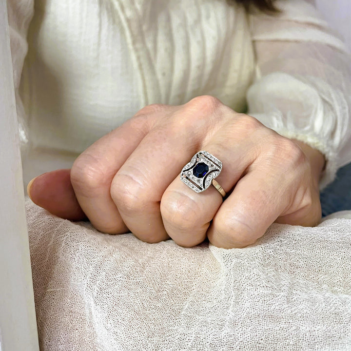 La Marquise de B-Bague Art Déco tonneau saphir et diamants en or blanc et platine-bague vue portée main repliée