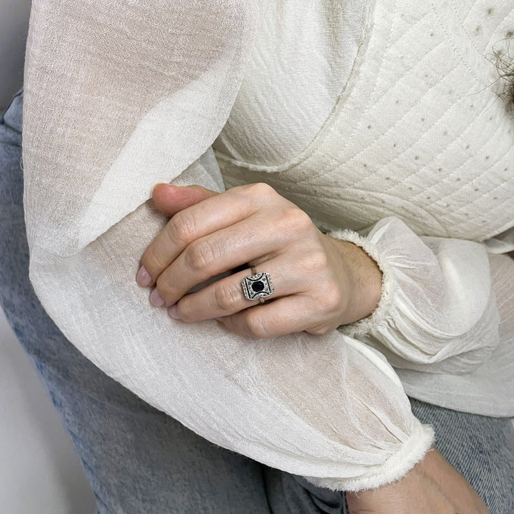 La Marquise de B-Bague Art Déco tonneau saphir et diamants en or blanc et platine-bague vue portée main sur l'avant-bras
