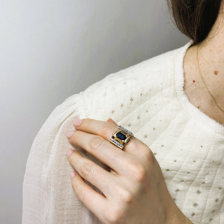 La Marquise de B-Bague Tank Art Déco saphir et diamants en or deux tons-vue portée