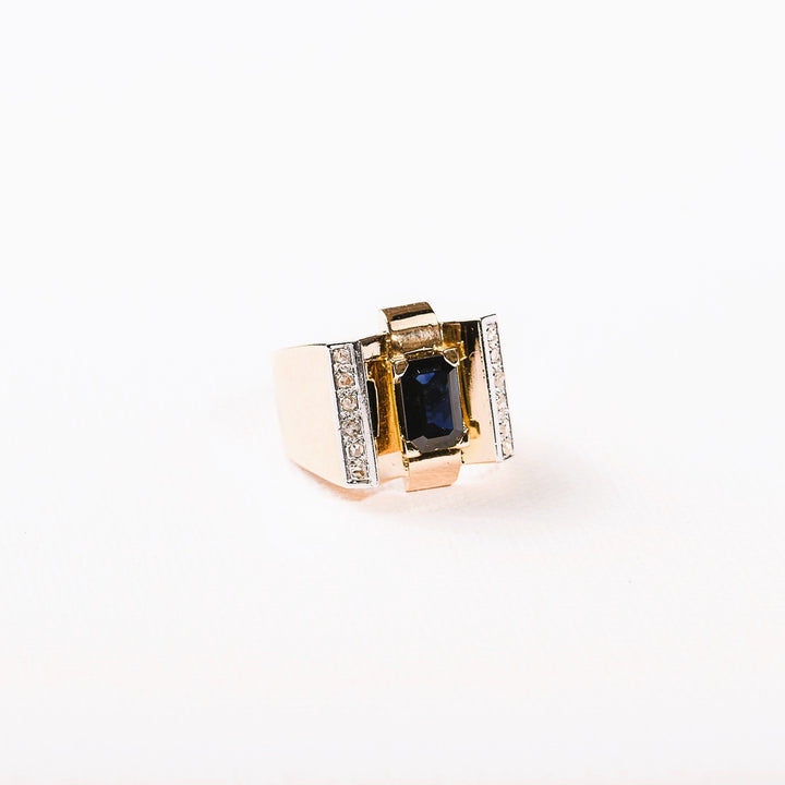 La Marquise de B-Bague Tank Art Déco saphir et diamants en or deux tons-vue de tris quart à plat