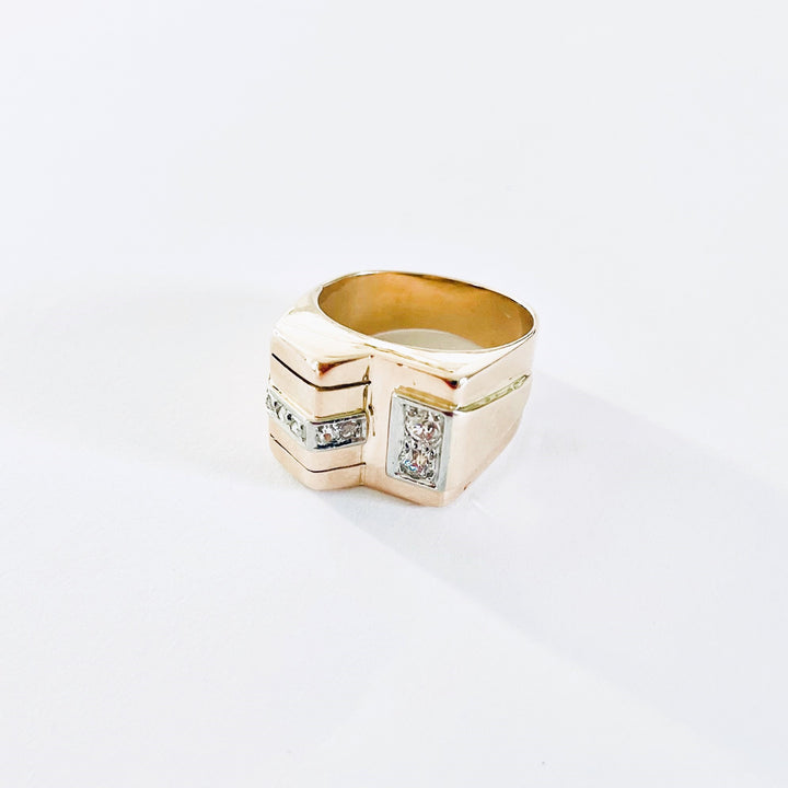 La Marquise de B-Bague Tank chevalière diamants en or jaune et platine-bague vue de 3/4 posée à plat