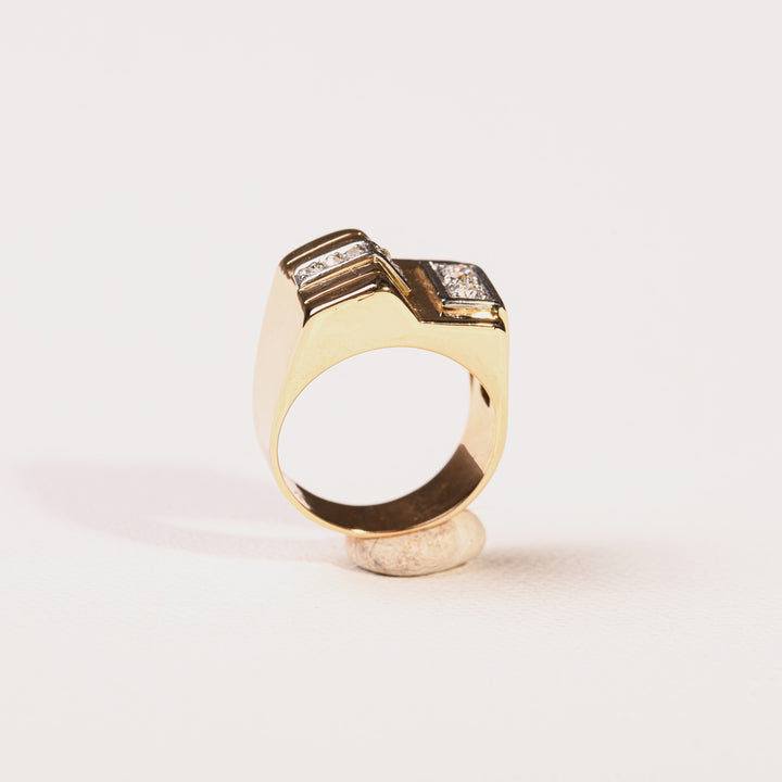 La Marquise de B-Bague Tank chevalière diamants en or jaune et platine-bague vue de profil en aérien