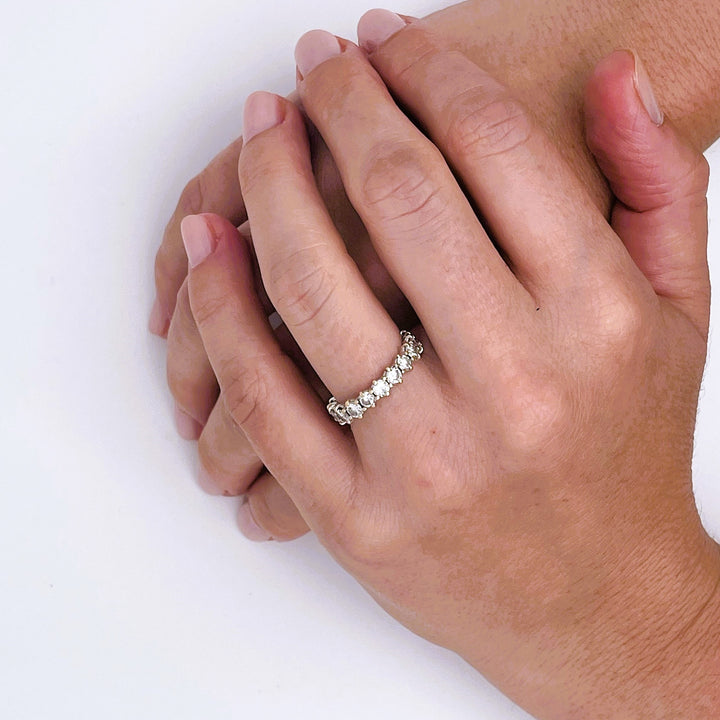 La Marquise de B-Bague alliance américaine diamants en or blanc et jaune-vue bague portée mains croisées
