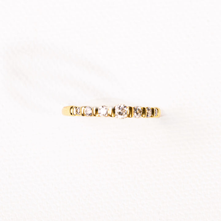 La Marquise de B-Bague alliance demi-tour diamants en or jaune-zoom sur ligne diamants
