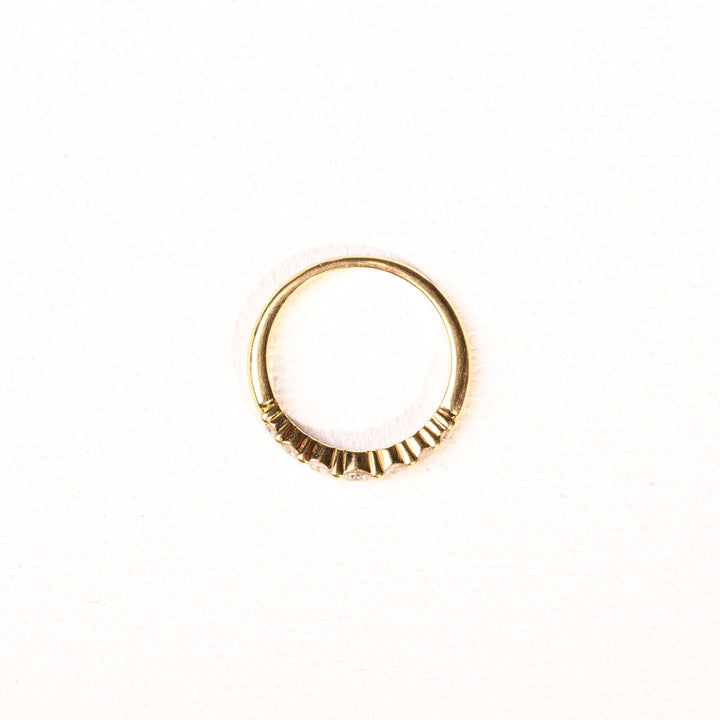 La Marquise de B-Bague alliance demi-tour diamants en or jaune-vue aérienne de profil