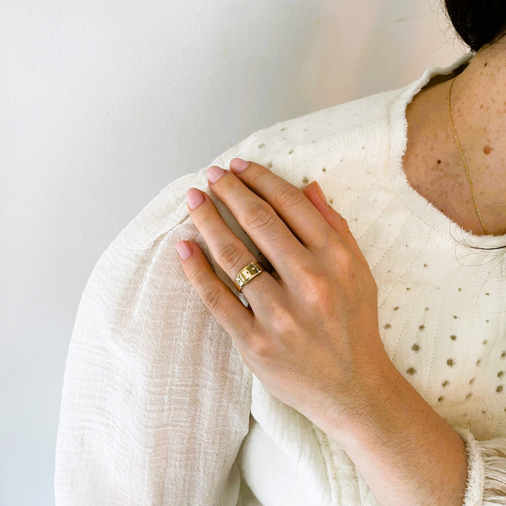 La Marquise de B-Bague jonc ceinture en or rose-vue bague portée main sur sur épaule
