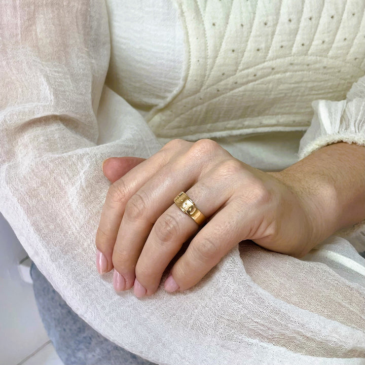 La Marquise de B-Bague jonc ceinture en or rose-vue bague portée main sur avant bras