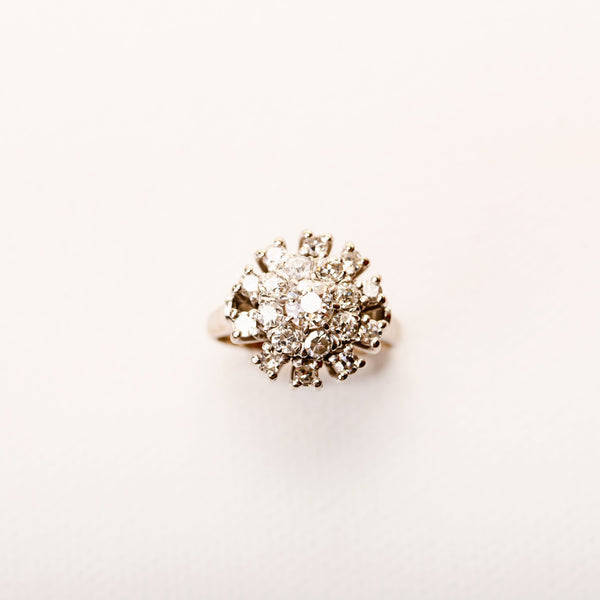 La Marquise de B-Bague dôme diamants en or blanc-vue de face