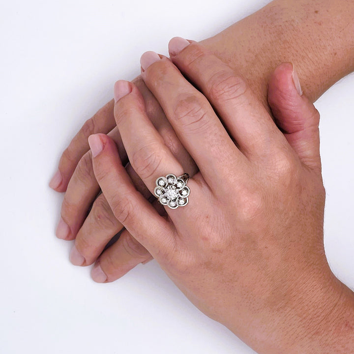 La Marquise de B-Bague marguerite diamants en or blanc-vue de la bague portée