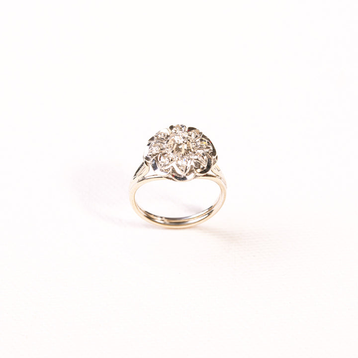 La Marquise de B – bague marguerite ronde en diamants et or gris, vue détaillée de l’anneau et du chaton de la bague.