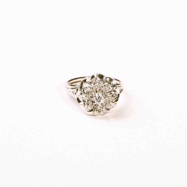La Marquise de B-Bague marguerite ronde diamants en or gris, vue de face.