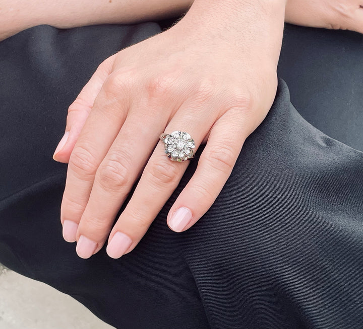 La Marquise de B-Bague marguerite ronde diamants en or gris, vue portée.
