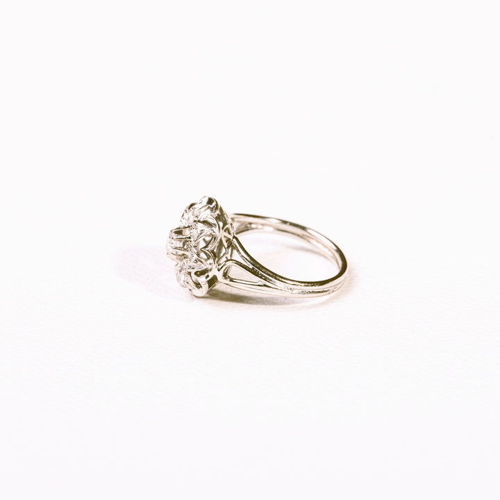 La Marquise de B – bague marguerite ronde en diamants et or gris, vue de profil.