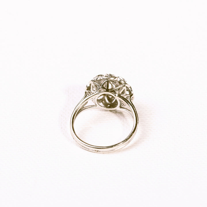 La Marquise de B – bague marguerite ronde en diamants et or gris, vue intérieure du chaton de la bague.