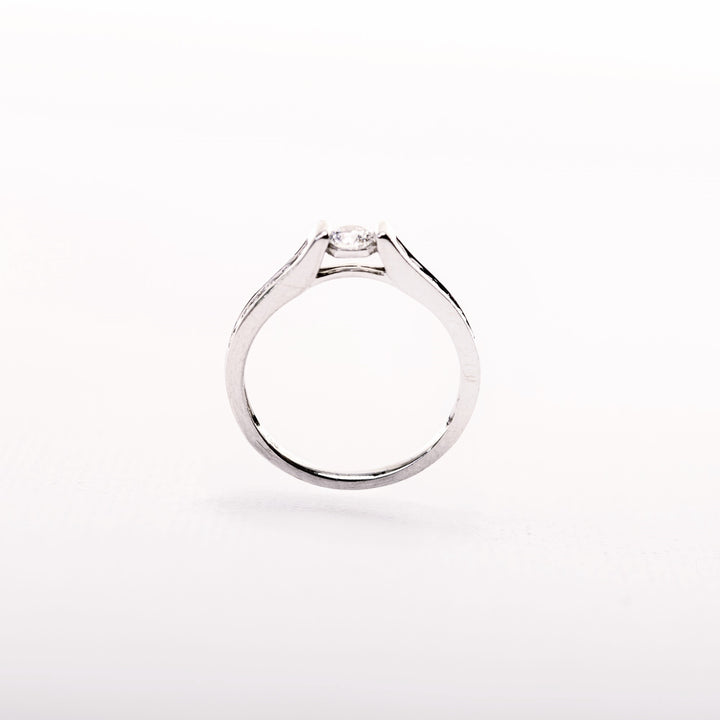 La Marquise de B – bague solitaire diamant en or blanc pavée de diamants, vue de profil