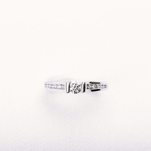 La Marquise de B – bague solitaire diamant en or blanc pavée de diamants, vue de face.