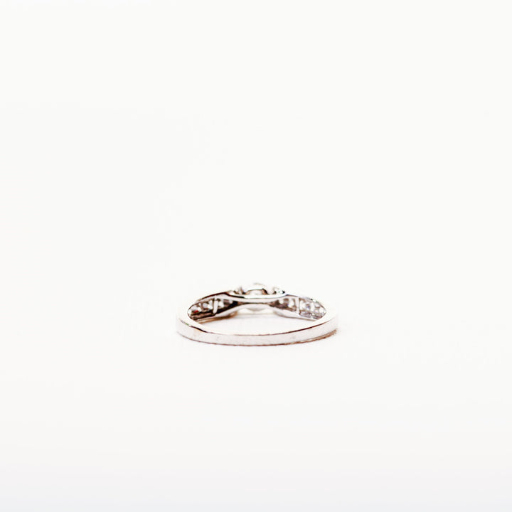 La Marquise de B – bague solitaire diamant en or blanc pavée de diamants, vue intérieur de bague