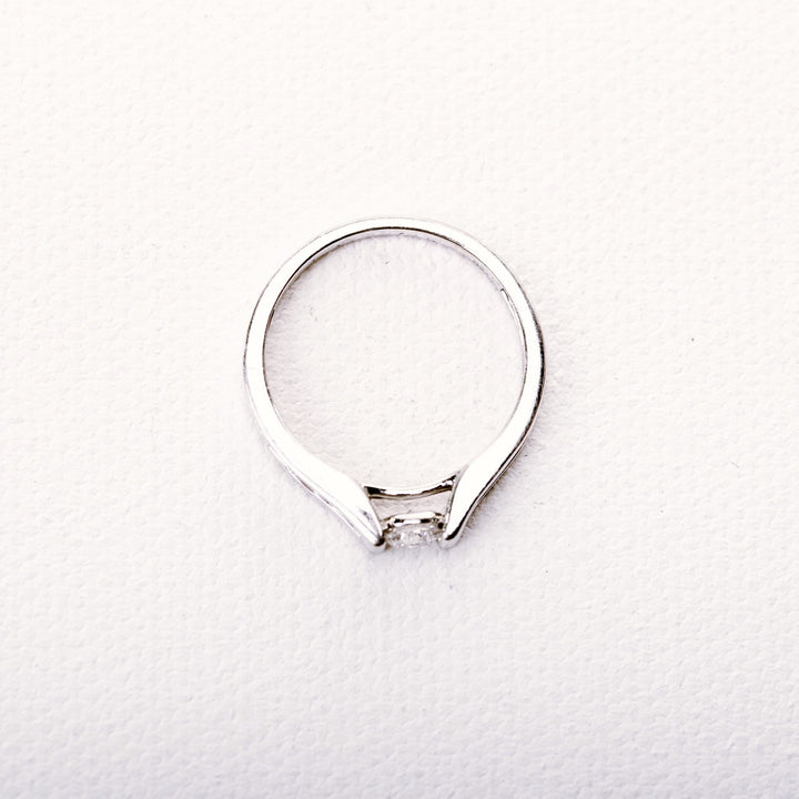 La Marquise de B – bague solitaire diamant en or blanc pavée de diamants, zoom serti.